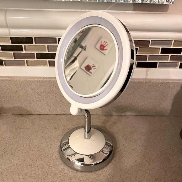 White & Silver Portable LED Makeup Mirror - Picture 1 of 11